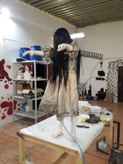 Механическая скульптура девочки